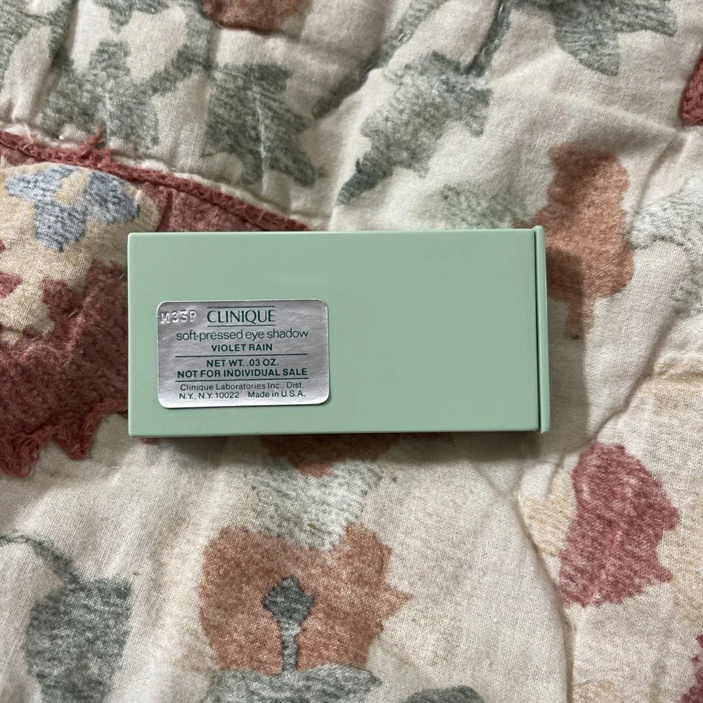 Clinique Soft-Pressed Eye Shadow‎ Violet Rain .03 oz Single Compact Green Case